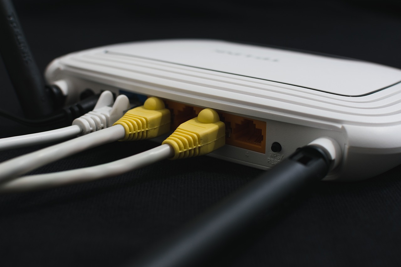 LTE-Router mit eingesteckten Kabeln von hinten
