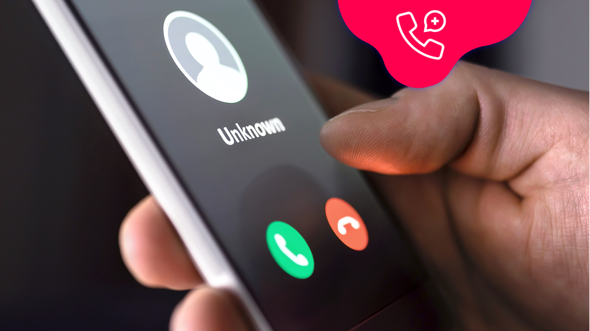 Smartphone in der Hand einer Person, die einen Anruf tätigt