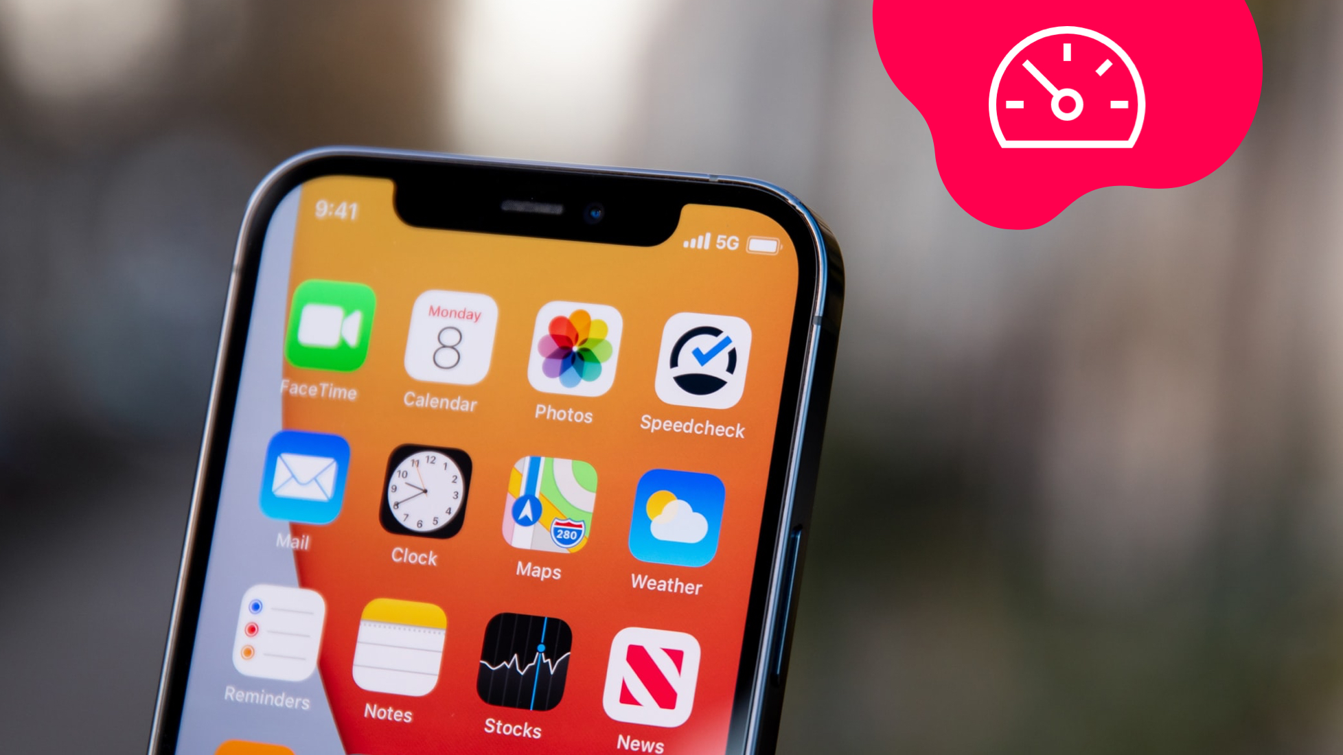 Ausschnitt eines iPhones von vorne mit sichtbarem 5G Logo in der Ecke