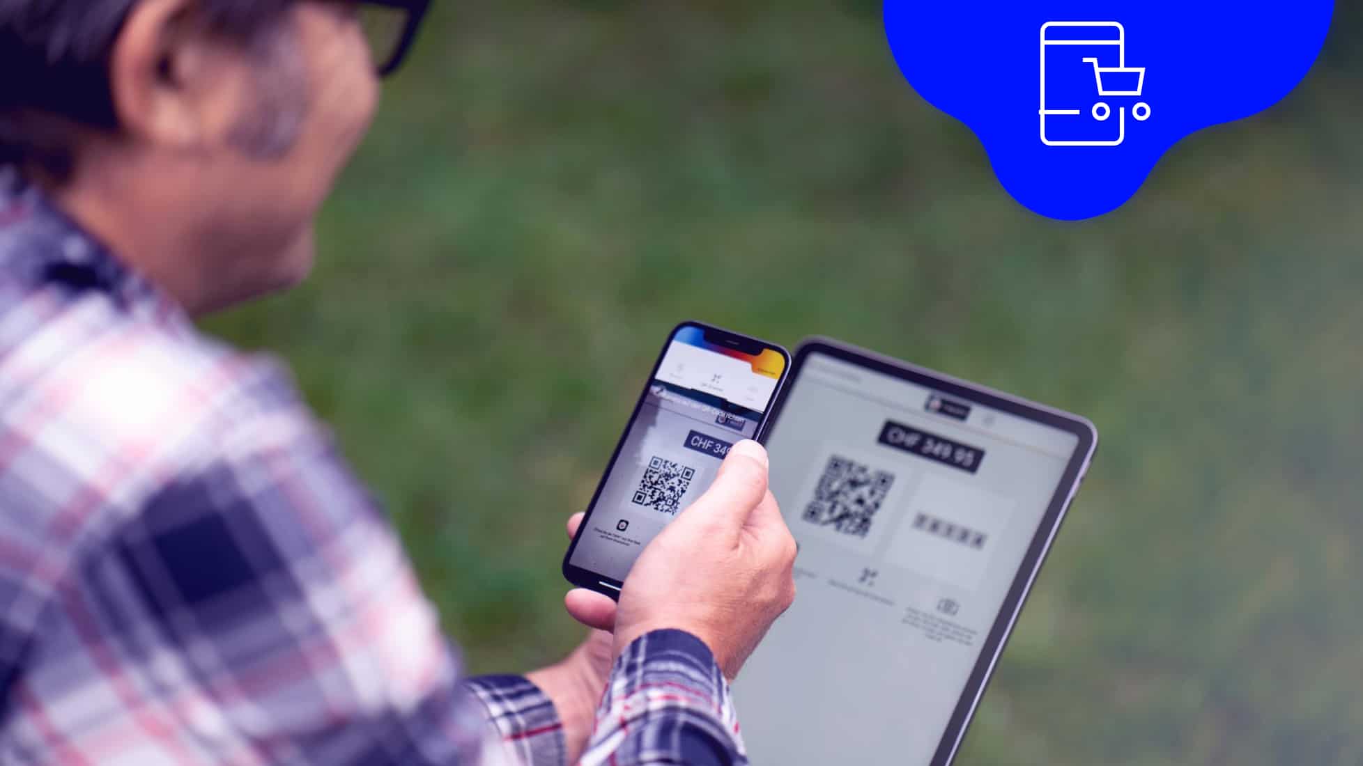 Mann scannt mit seinem Smartphone QWR-Code um mit TWINT zu bezahlen