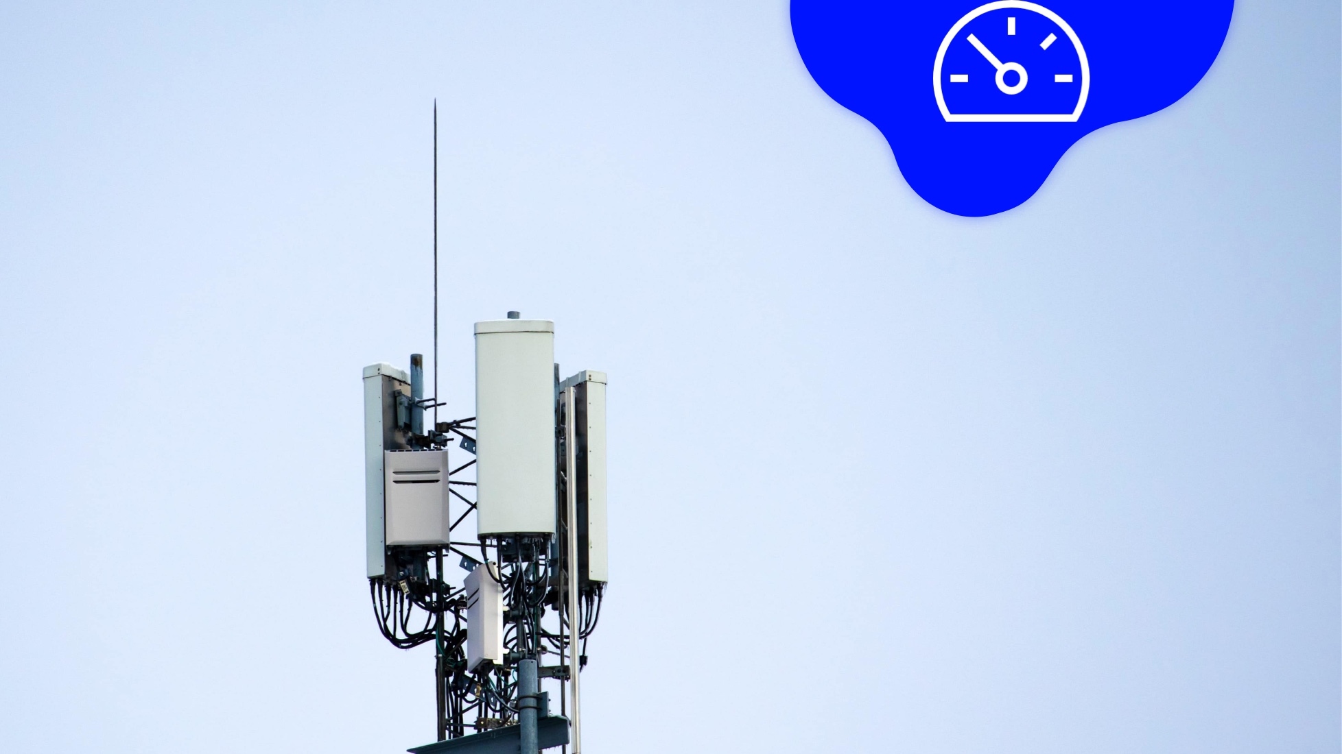 LTE-Sendemast vor klarem Himmel