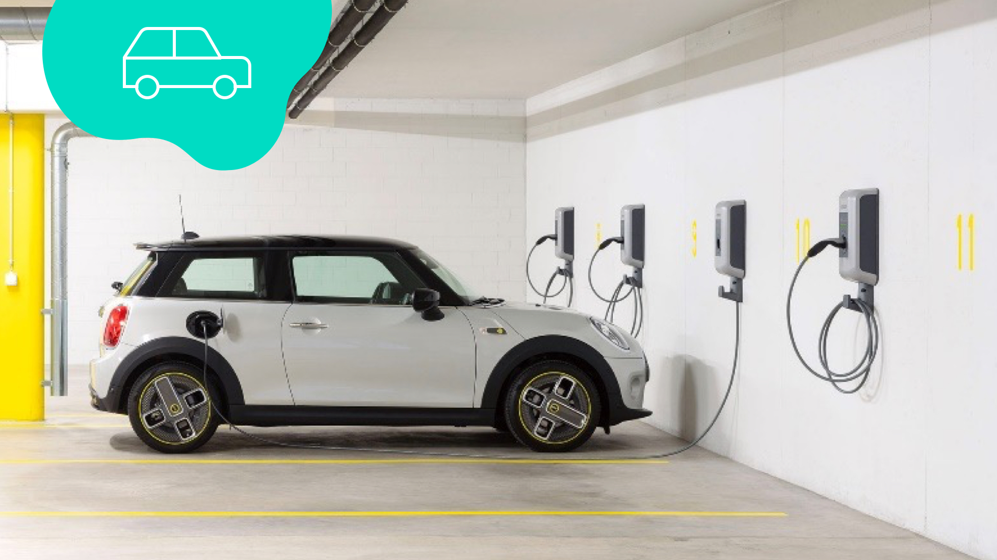 Mini Cooper, der in einem Parkhaus an E-Ladestation lädt