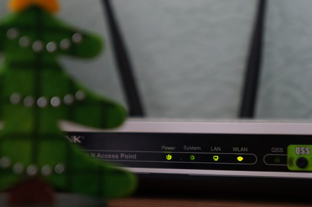 Ein WLAN Router mit leuchtenden Verbindungsanzeigen