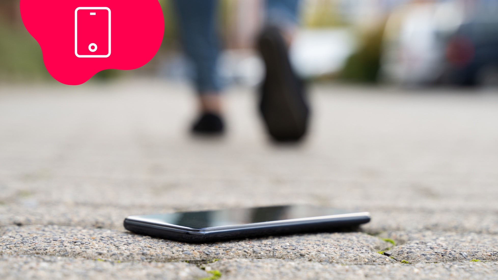 Smartphone liegt auf Strasse vor weggehender Person
