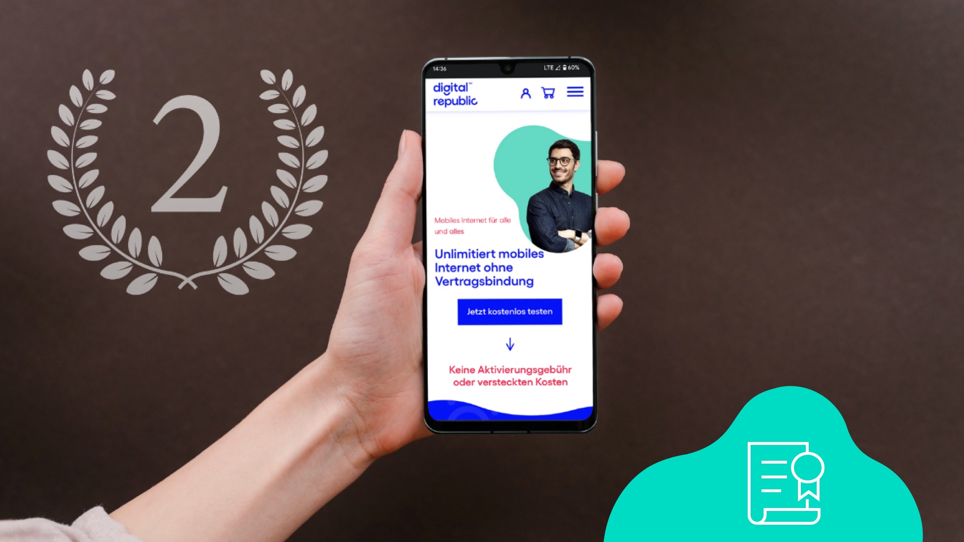 Frau hält Smartphone mit der geöffneten Digital Republic Website neben einem Siegerkranz für den zweiten Platz.
