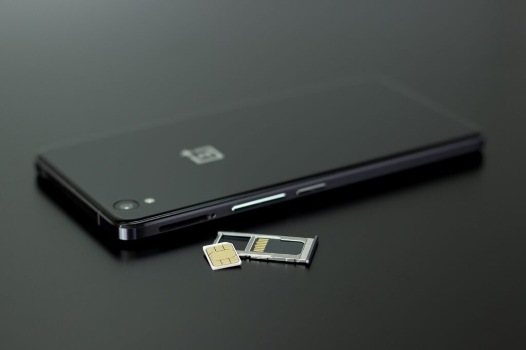Smartphone von OnePlus mit geöffnetem SIM-Karten Slot