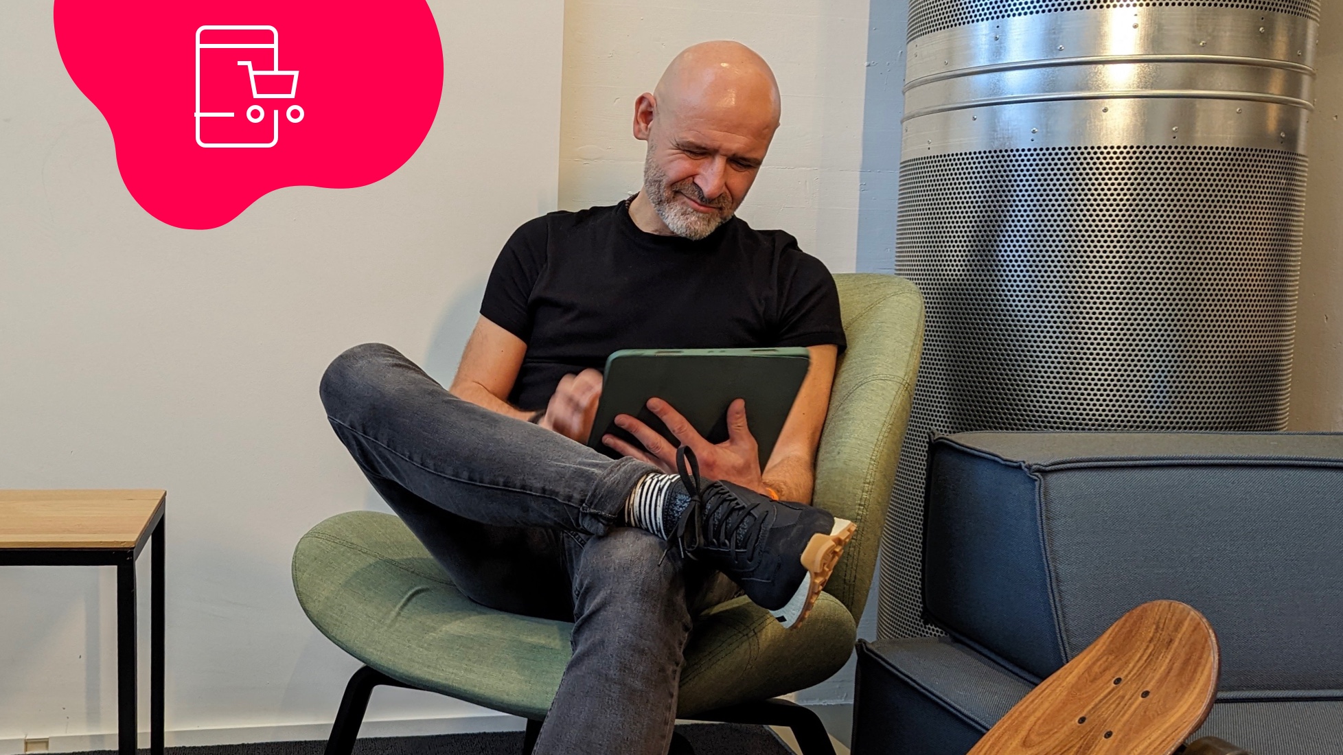 Ali auf Sessel mit Tablet in der Hand.