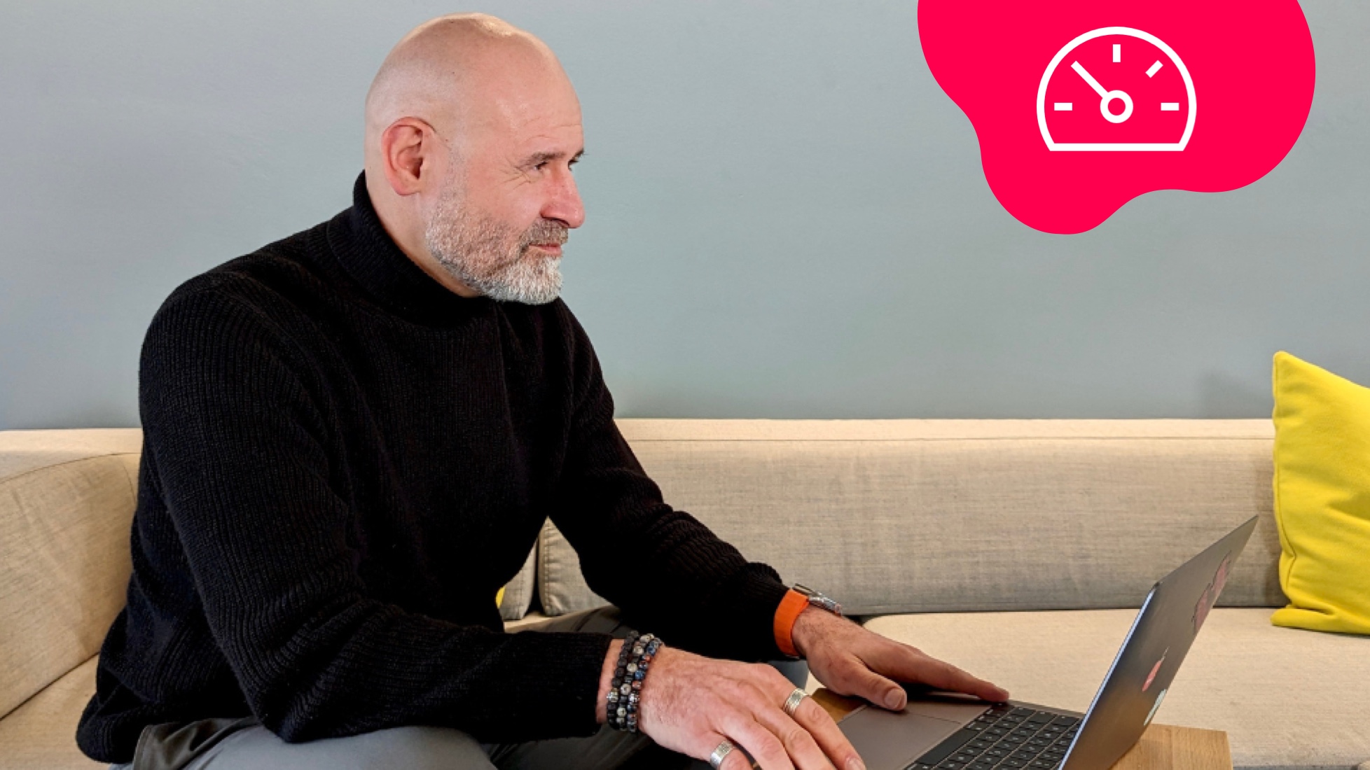 Ali am Laptop macht sich Gedanken über die richtige Internetgeschwindigkeit für alle Geräte