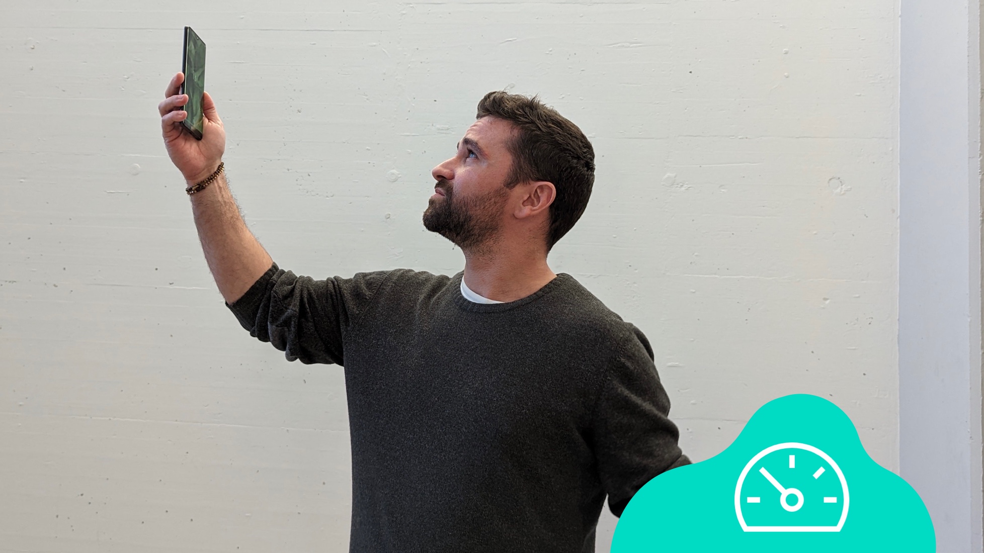 Marco mit Smartphone vor weisser Wand