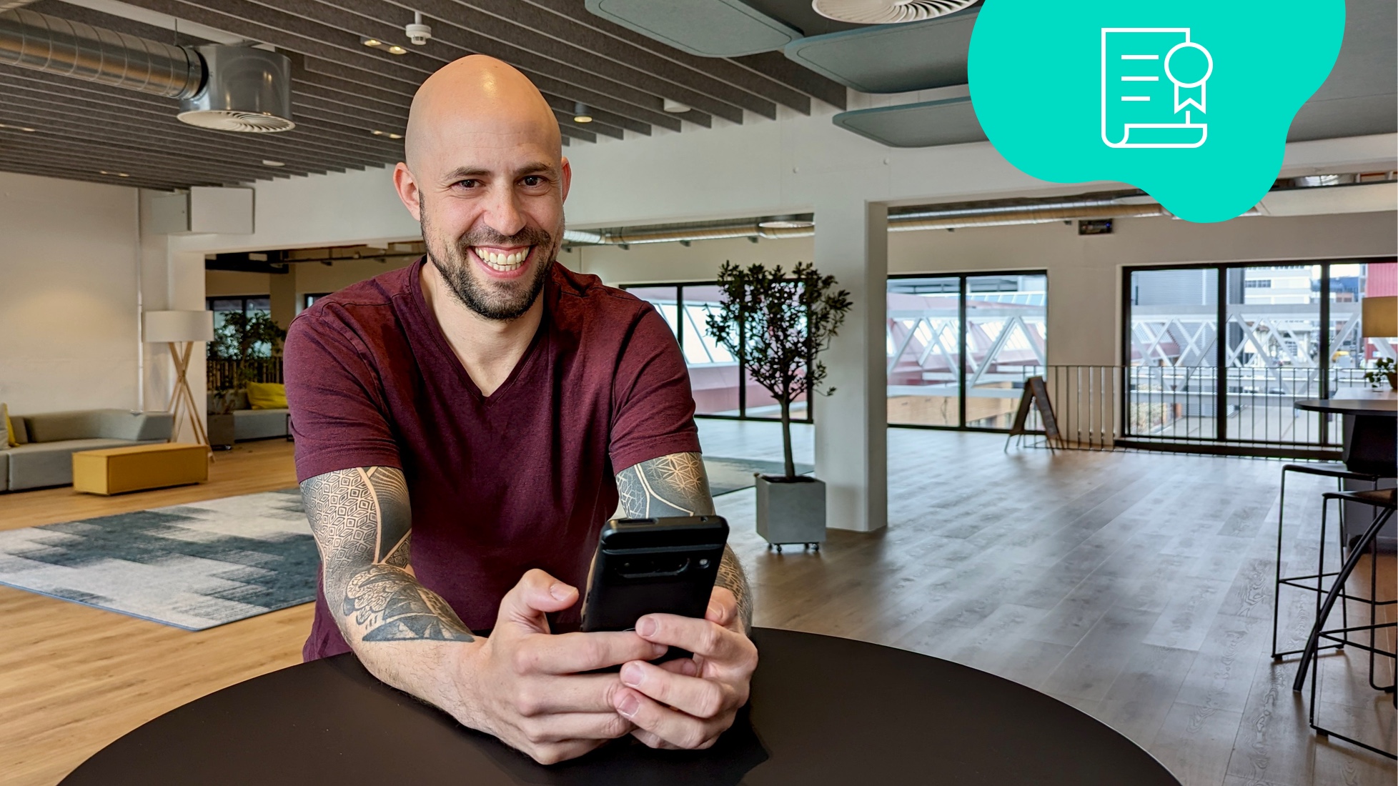 Raphi testet auf seinem Smartphone die Roamingpakete von Digital Republic