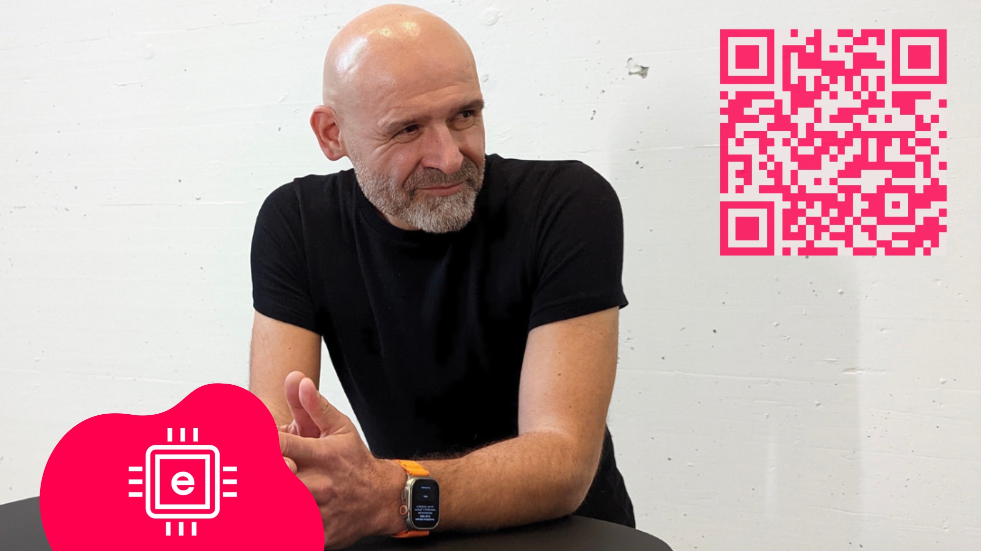 Ali neben einem eSIM QR Code
