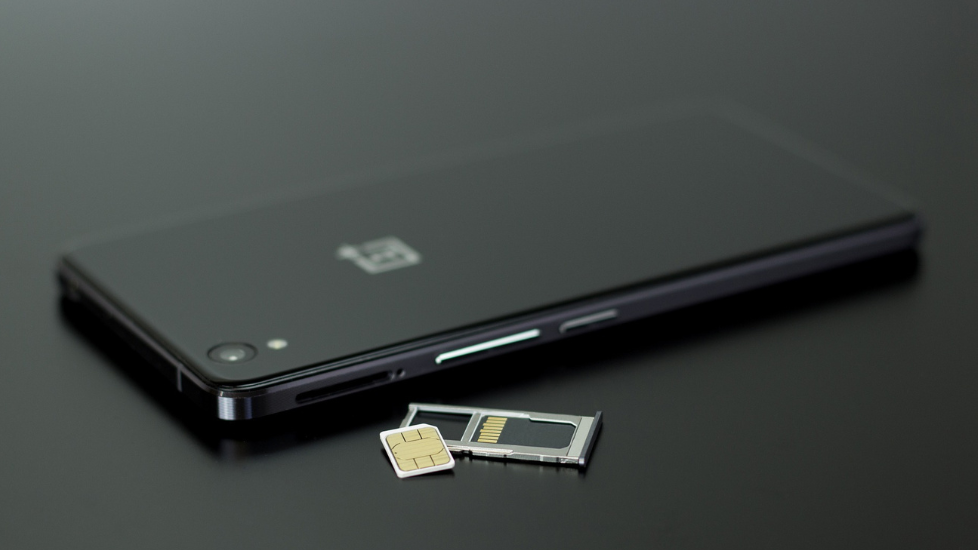 Smartphone mit offenem SIM-Slot. Dieser gehört dank der eSIM schon bald der Vergangenheit an!