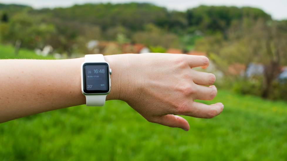 Hand mit Apple Watch