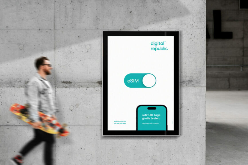 Mann mit Skateboard vor eSIM Plakat von Digital Republic. Auf dem Plakat befindet sich ein eSIM Toggle und ein Smartphone, dessen Screen auf die 30 Tage gratis Testmöglichkeit der Digital Republic eSIM aufmerksam macht.