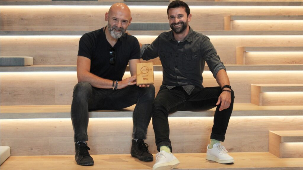 Ali Soy und Marco Arnold halten den MVNO Award in den Händen