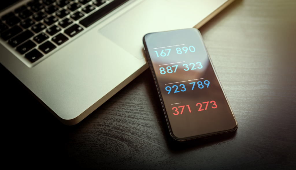 Smartphone mit beispielhaften Bestätigungscodes für eine Zwei-Faktor-Authentifizierung